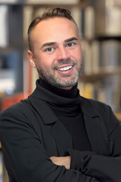 Portrait de Stevy Turmel, auteur souriant de la série de livres pour enfants "Les Aventures de Célestin".
